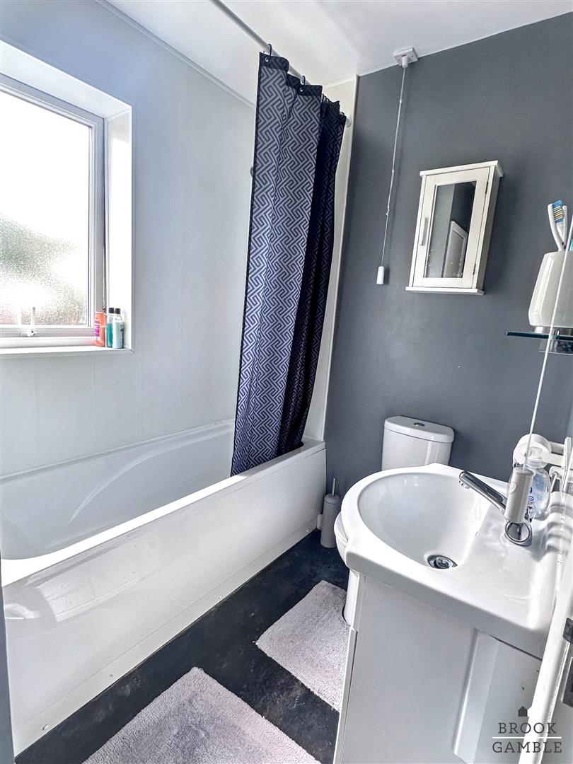 3 Bedroom House - Semi-Detached. Millbrook Gardens in Eastbourne,  12